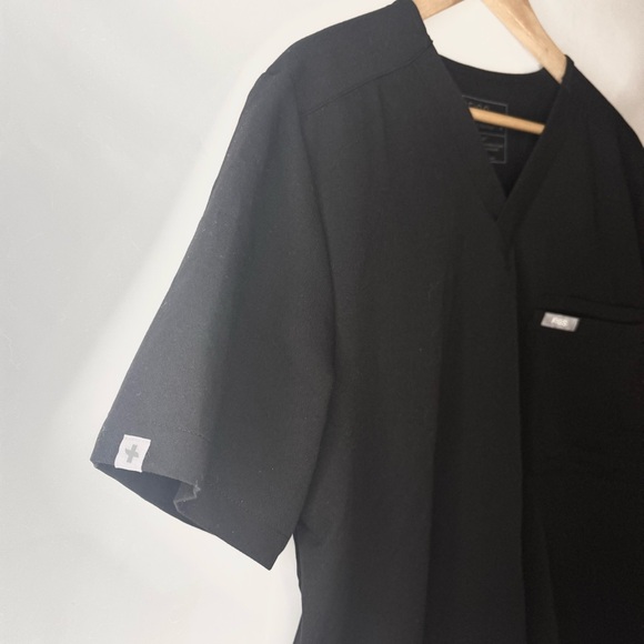 Figs Technical Collection Women's Single Pocket Black V-Neck Scrub Top Size M - Picture 3 of 5